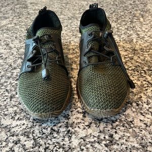 Steel toe tennis shoes